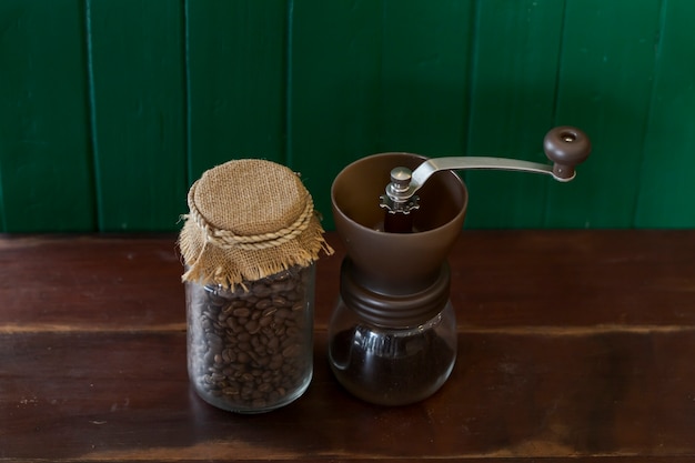 Foto manuelle kaffeemaschine inklusive kaffeemühle teekanne kaffeetasse und kaffeesamen.