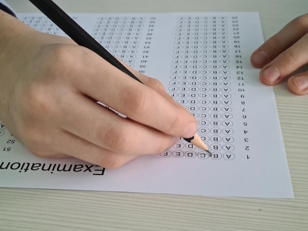 Foto manuelles testen der schüler anhand von übungen und bestehen der prüfung