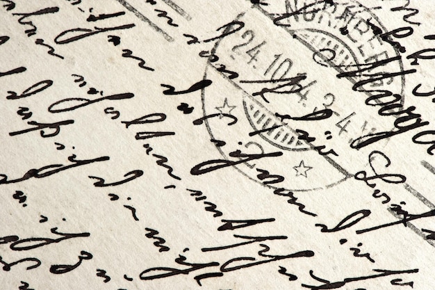 Manuscrito con escritura vintage y sello de correos