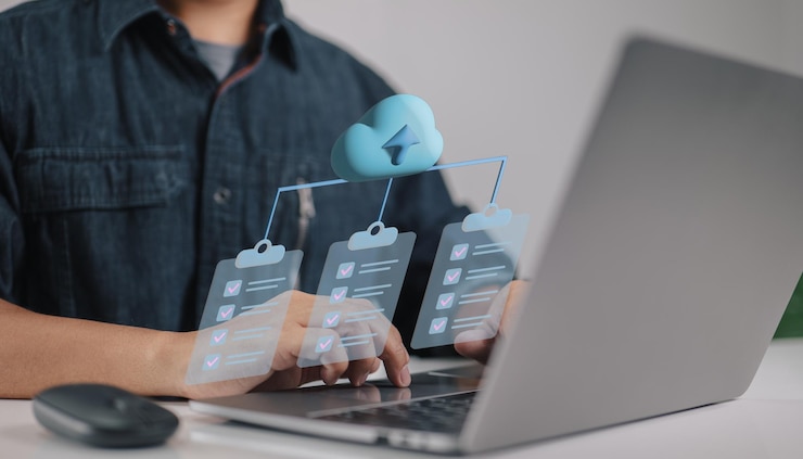 Foto manuseio de documentos eletrônicos utilize o armazenamento de documentos online na nuvem e um método digital de organização em papel para gerenciar documentos corporativos