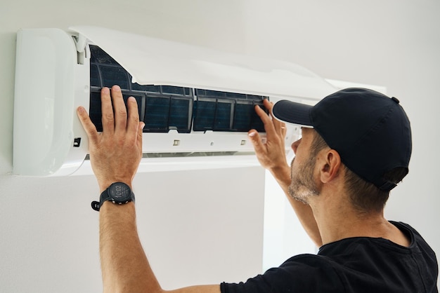 Manutenção de ar condicionado Técnico masculino de reparação de sistema de refrigeração
