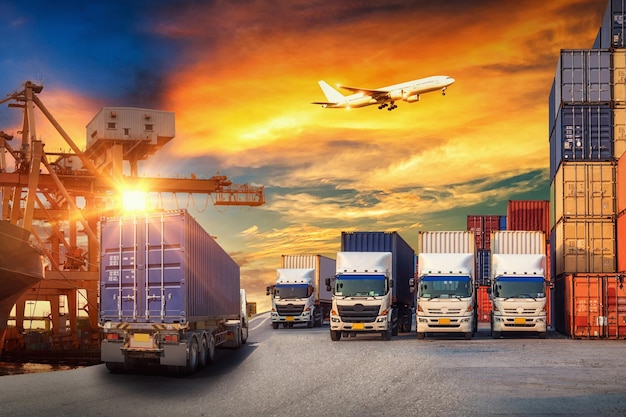 Manutenção de elevadores de empilhadeira Carga de caixas de contêineres em camiões em logística de importação e exportação Conceito de logística empresarial