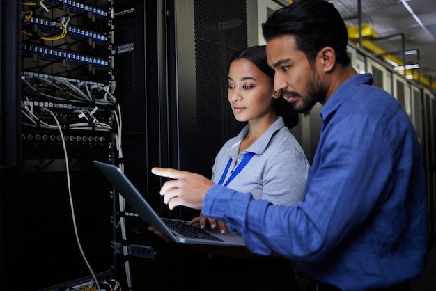 Manutenção de pessoas ou laptop na sala do servidor Engenharia de TI ou ideias de programação de software em segurança cibernética Reparar mulher, homem ou tecnologia de data center em colaboração em trabalho em equipe para análise de segurança