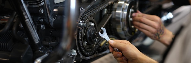 Manutenção do sistema de embreagem do motor da motocicleta por técnicos