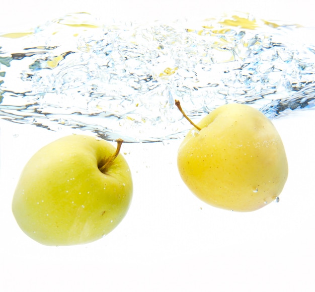 Manzana en agua