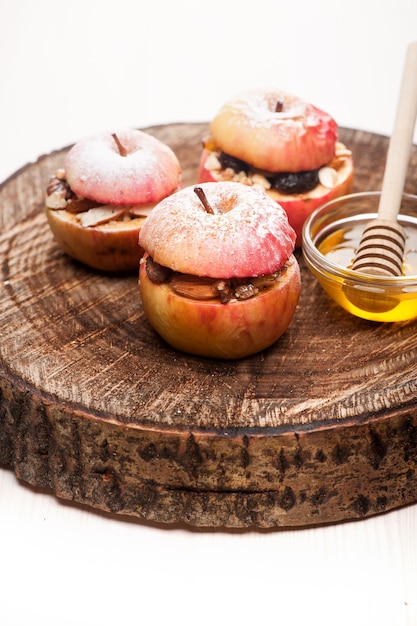 Foto manzana al horno con pasas y nueces