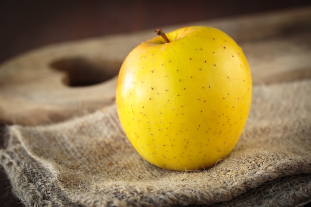 manzana amarilla fresca