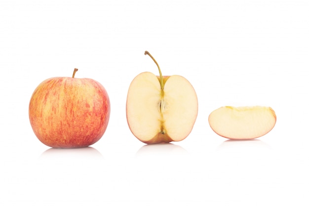 Manzana amarilla roja aislada sobre fondo blanco