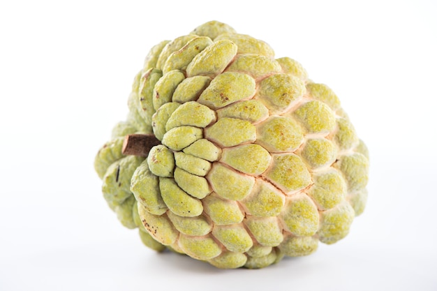 Manzana de azúcar fresca (chirimoya), sweetsop sobre fondo blanco.