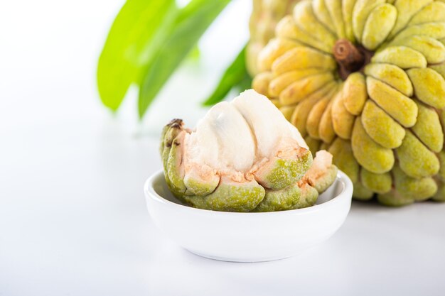 Manzana de azúcar fresca (chirimoya), sweetsop sobre fondo blanco.