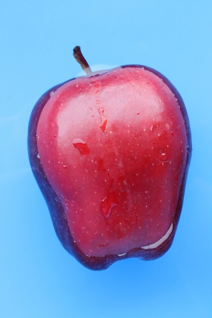 manzana de Borgoña en el agua azul