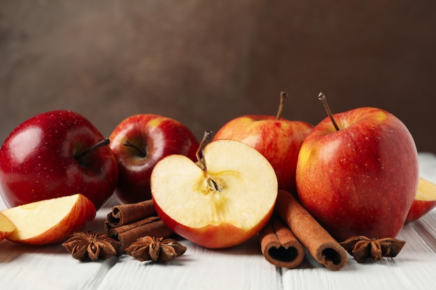 Manzana y canela en madera, de cerca