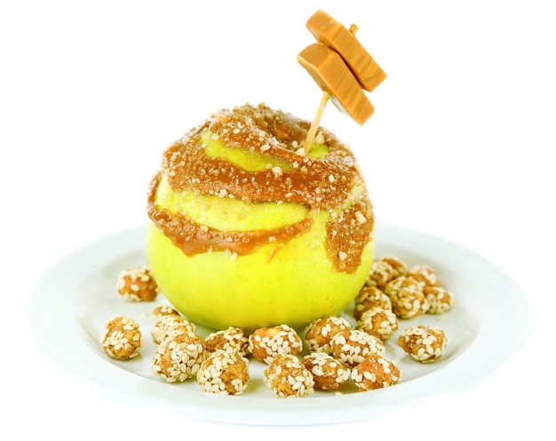 Manzana caramelizada casera, aislado en blanco