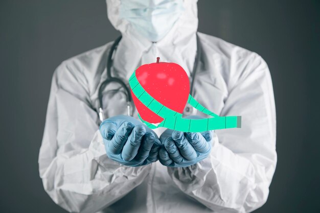 Manzana con cinta métrica dieta concepto doctor sosteniendo en su mano