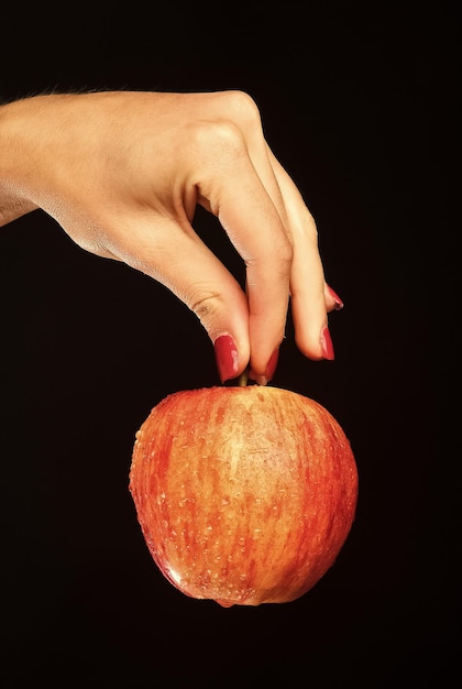 Manzana en color rojo y naranja en los dedos de las chicas