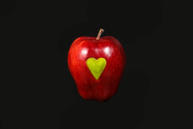 Manzana corazón rojo verde