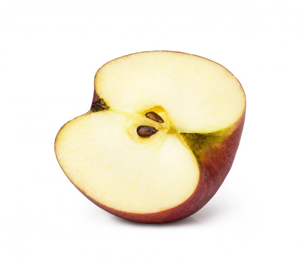Manzana cortada por la mitad aislada en el espacio en blanco