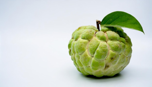 Manzana de crema aislada sobre un fondo blanco