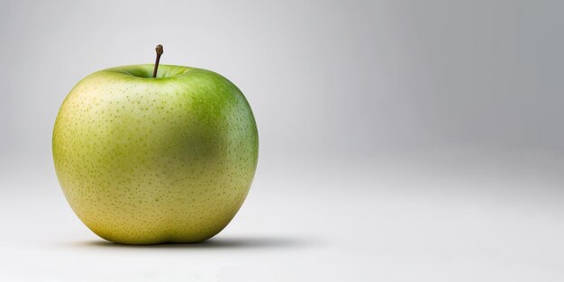 Manzana entera aislar el trazado de recorte de manzana fresca madura con espacio de copia