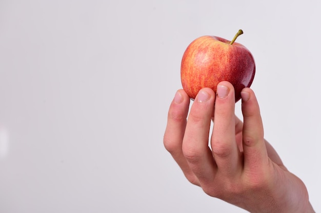 Manzana en un espacio de copia en color fresco y jugoso