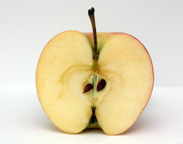 Manzana con fondo blanco