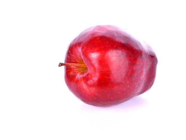 Manzana fresca sobre un fondo blanco.