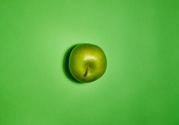 Manzana fresca sobre fondo verde