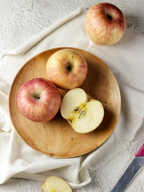 Manzana fuji roja fresca cortada en media rebanada aislada sobre fondo blanco