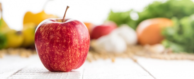 Manzana Gala fresca y saludable en la mesa de madera blanca, fondo panorámico banner