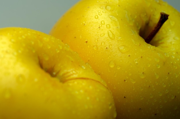 Foto manzana madura amarilla con gotas de rocío en el primer plano de la cáscara imagen de arte abstracto conceptual macro