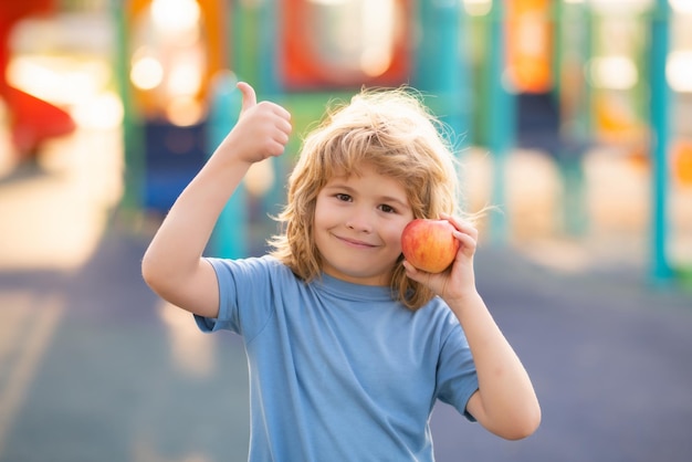 Manzana madura fresca para niños adolescente feliz con manzana foto de niño sosteniendo manzana niño con manzana