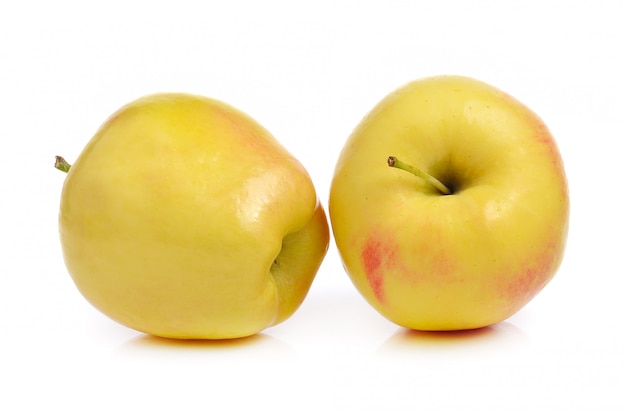 Manzana madura sobre superficie blanca