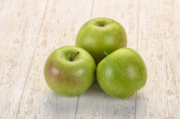 Manzana madura verde