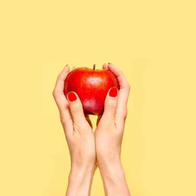 manzana en la mano de una mujer