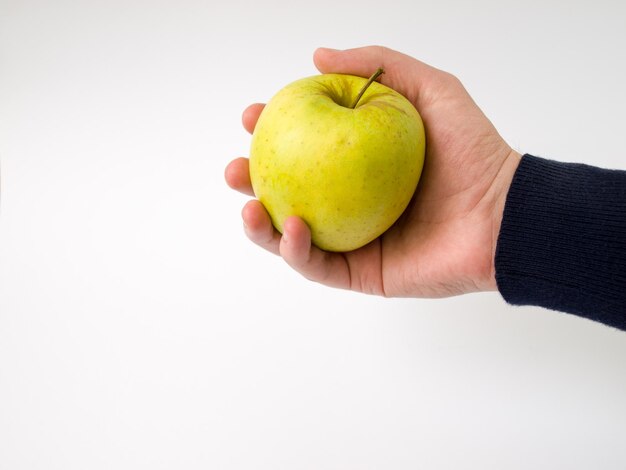 Foto con una manzana en la mano