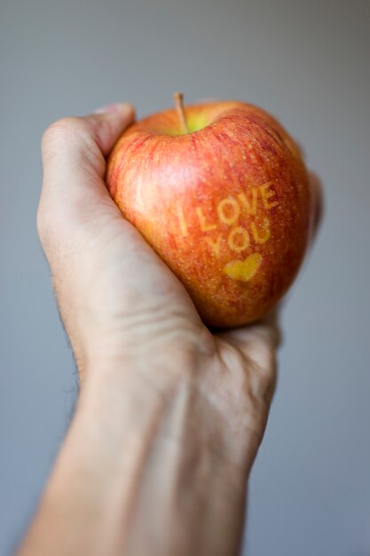 Manzana en la mano