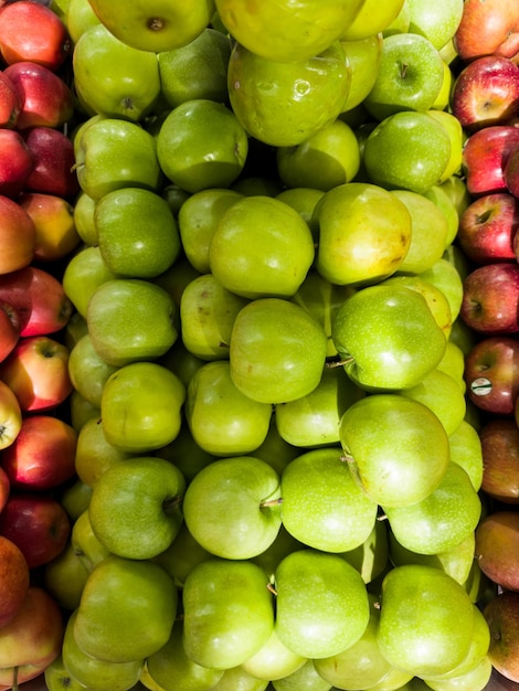 Manzana y manzana verde en el supermercado Verduras y frutas expuestas para que el consumidor elija Tp view