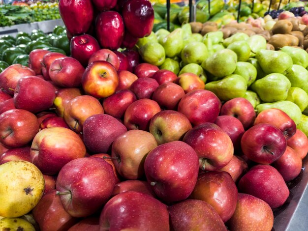 Manzana y manzana verde en el supermercado Verduras y frutas expuestas para que el consumidor elija