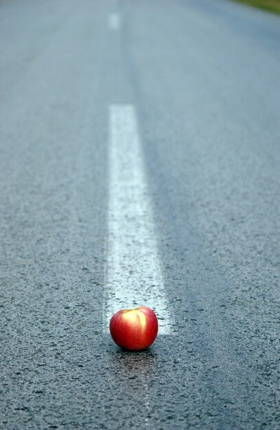 Manzana en medio del camino