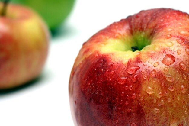 Manzana mojada con gotas de agua