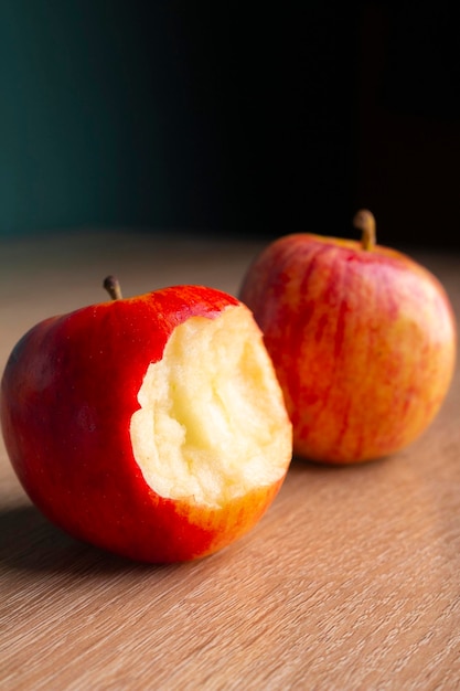 manzana mordida en una mesa de madera manzanas