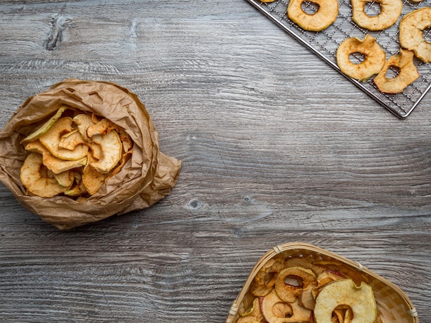 Manzana orgánica seca casera en rodajas sobre fondo de madera concepto de bocadillo saludable