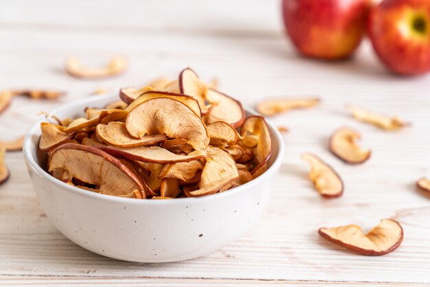 Manzana orgánica seca casera en rodajas