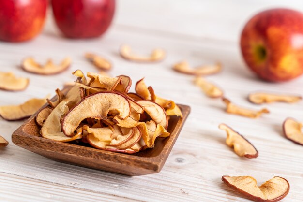 Manzana orgánica seca casera en rodajas