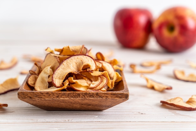 Manzana orgánica seca casera en rodajas