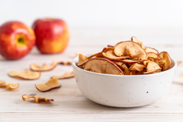 Manzana orgánica seca casera en rodajas