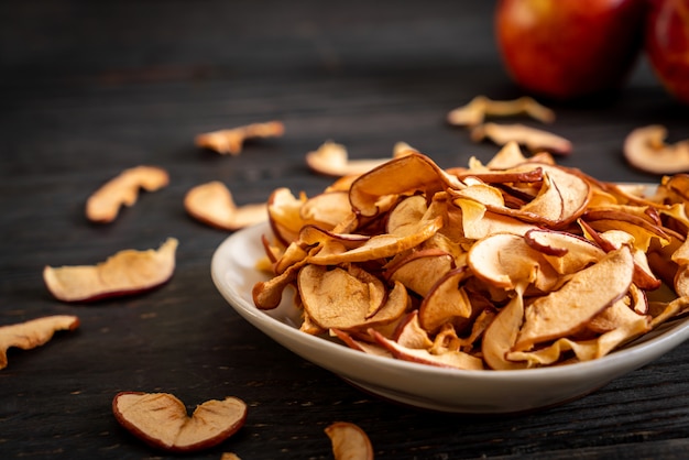 Manzana orgánica seca casera en rodajas