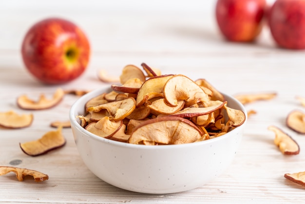 Manzana orgánica seca casera en rodajas