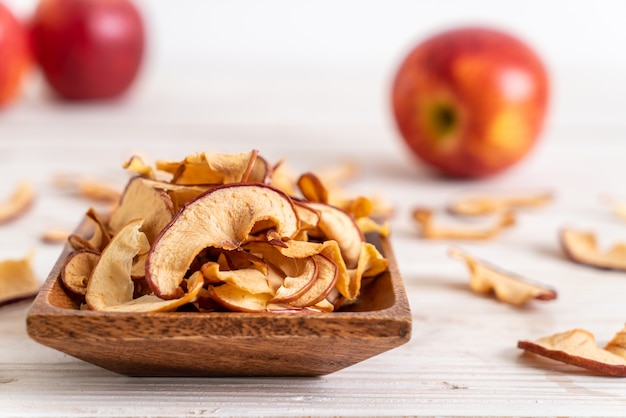 Manzana orgánica seca casera en rodajas