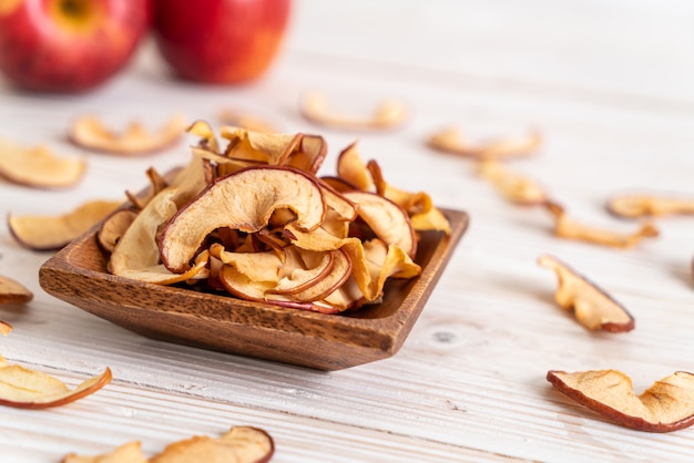 Manzana orgánica seca casera en rodajas